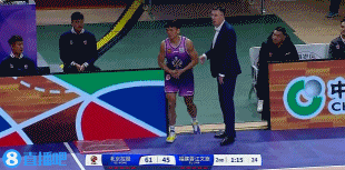 扣篮王登场！上半场还剩1分多钟 矣进宏被换上场&向观众鞠躬示意
